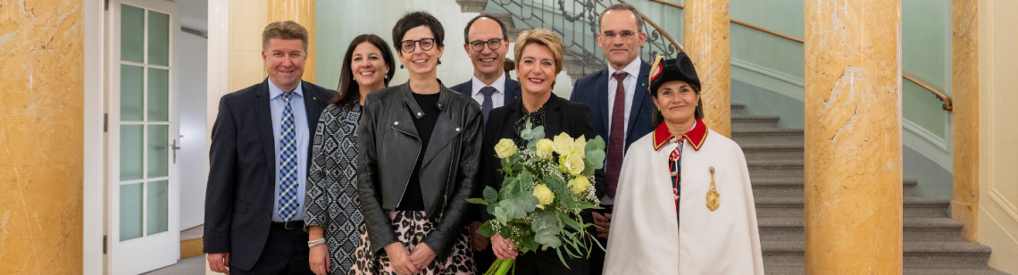 Man sieht Mitglieder der St.Galler Regierung mit der neu gewählten Bundespräsidentin und einer Weibelin.